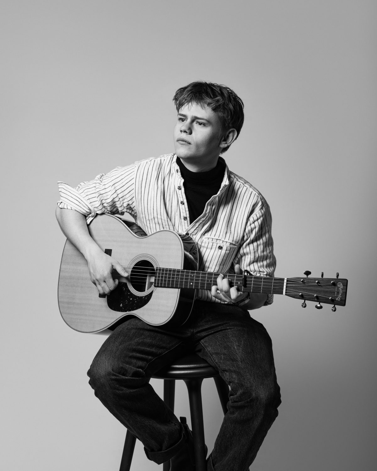 asger-praest-singer-songwriter-with-guitar-studio-photography