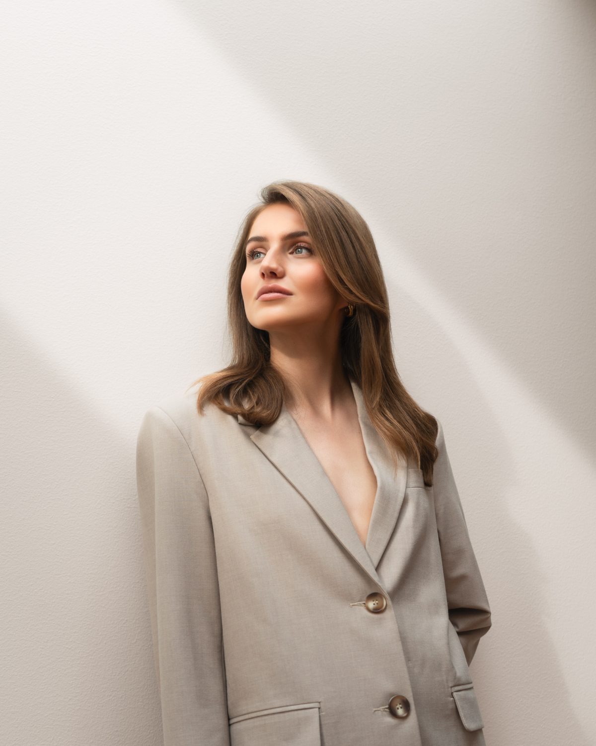 hair-skin-light-retouching-brown-model-editorial-after-photoshop