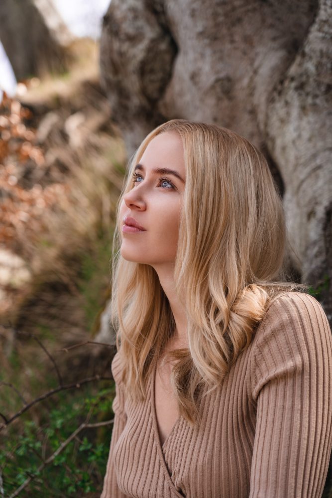 hairdresser-editorial-outdoor-photoshoot-natural-lighting-blonde-model