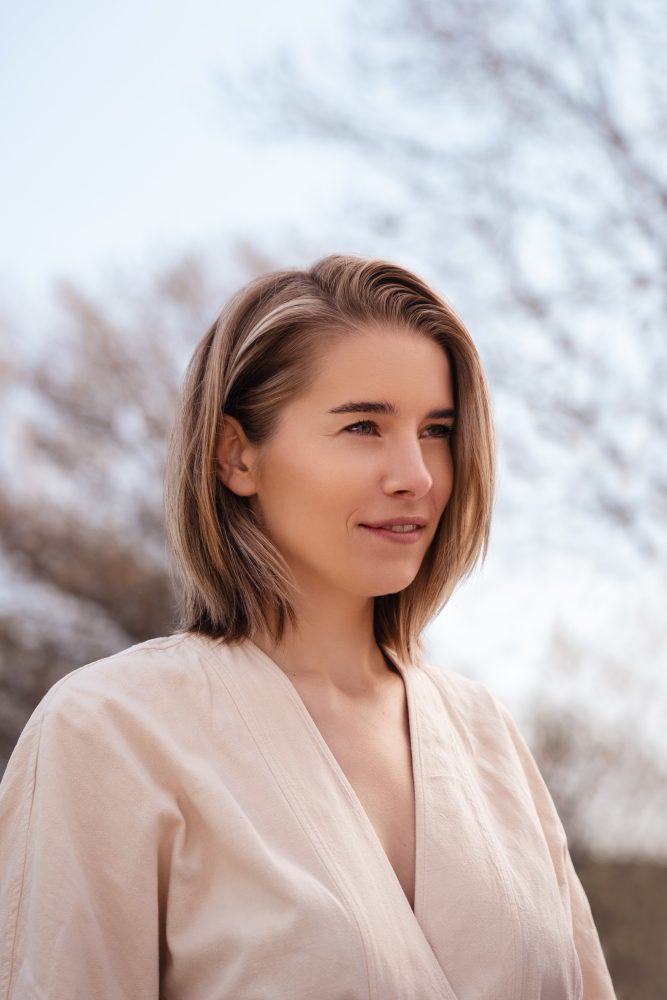 hairdresser-editorial-outdoor-photoshoot-natural-lighting-brown-model