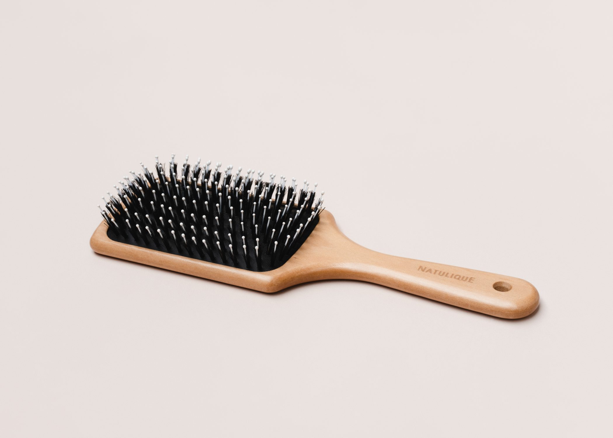 minimalistic-photography-soft-lighting-hairbrush