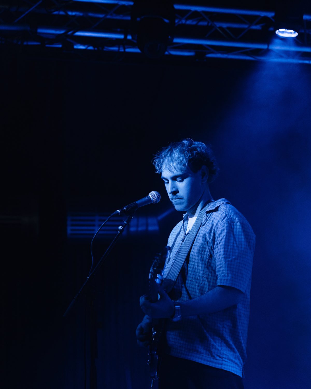 omvaendt-concert-live-blue-lighting-portrait-aarhus-radar-2025