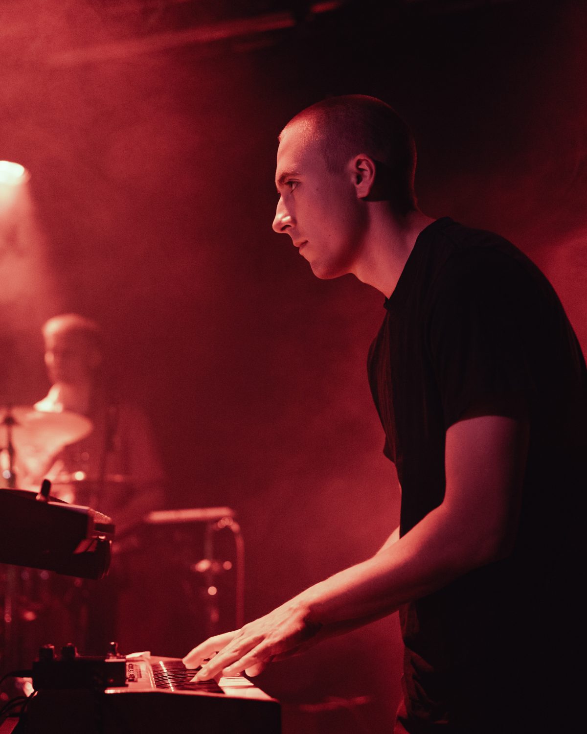 omvaendt-concert-live-red-lighting-portrait-aarhus-radar-2025